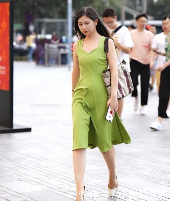 『优雅』街拍美女:紧身吊带裙小姐姐,年轻时尚,尽显曼妙身材!