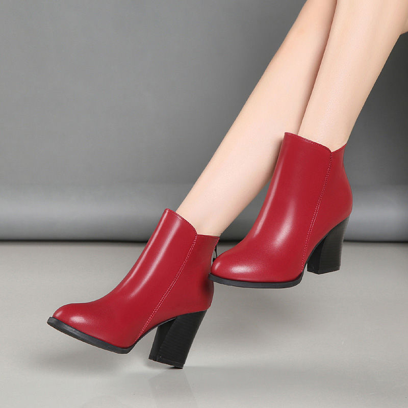 矮个女人可别穿高跟鞋,建议多穿这“洋靴”,时髦显高贼高级