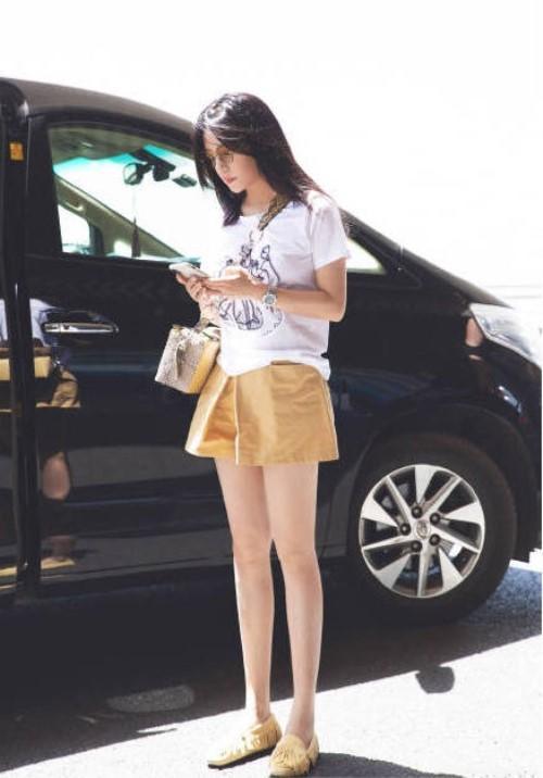 42岁赵薇一瘦再瘦？现身机场的样子少女十足，酷似24岁美少女