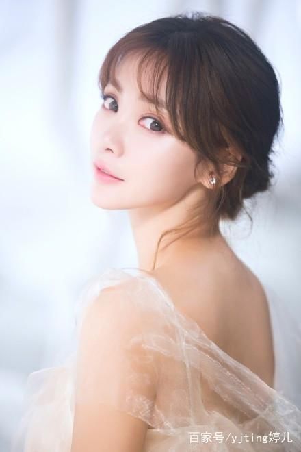 太迷人！有一种魅力叫做柳岩的香肩美背，性感撩人又温婉大气！