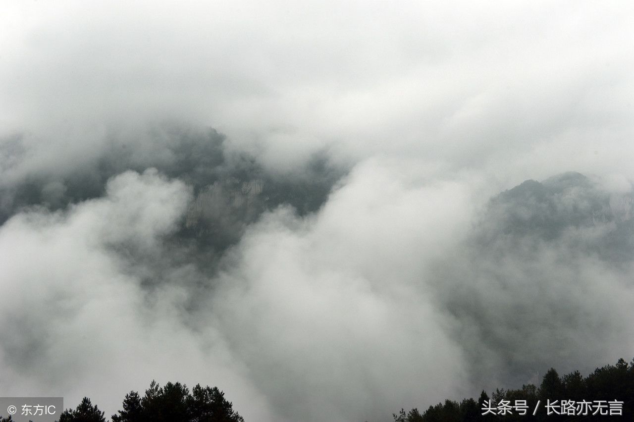 秋日天空,天高云淡,往事都已遥远,甚至记不清某一朵云的微笑