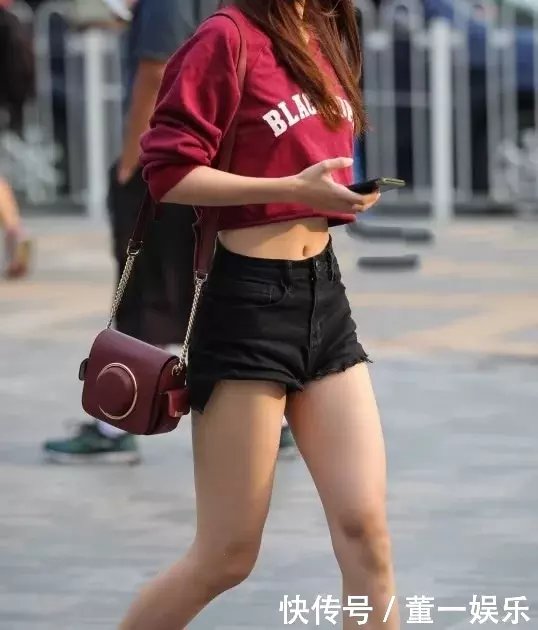 小姐姐的上衣是红色的运动长袖，这样的上衣展现出小姐姐健美的身