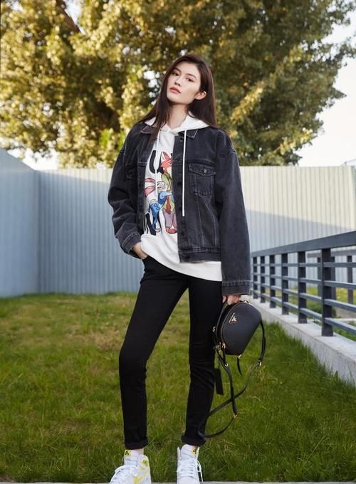  『戚薇联名款』开春不穿水果色卫衣怎么行，男星女星都在穿，再不穿一件就out了