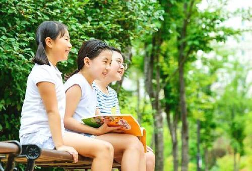 一位退休校长的肺腑之言：父母教会孩子这10点，比物质条件更重要