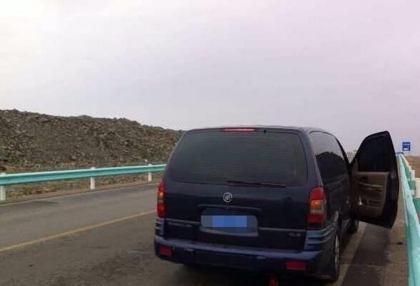  「前方」高速路上车快没油了，前方又没有加油站咋办？车主：后