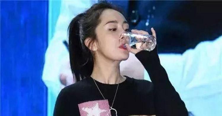 涂了口红后喝水的样子 蔡徐坤帅气 郑恺搞笑 鹿晗最机智