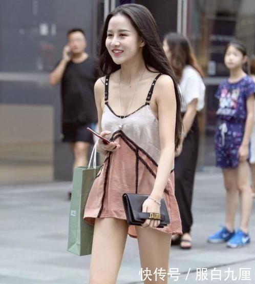  ＂ptid＂:＂a932』街拍精雕细琢、身材火辣的美少女，连衣裙尽显大长腿