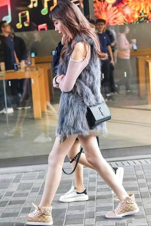 街拍：小姐姐整体看起来优雅端庄，女人味十足