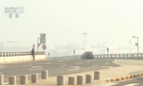  「打卡」任性“打卡”留念 影响北京大兴国际机场的安全出行