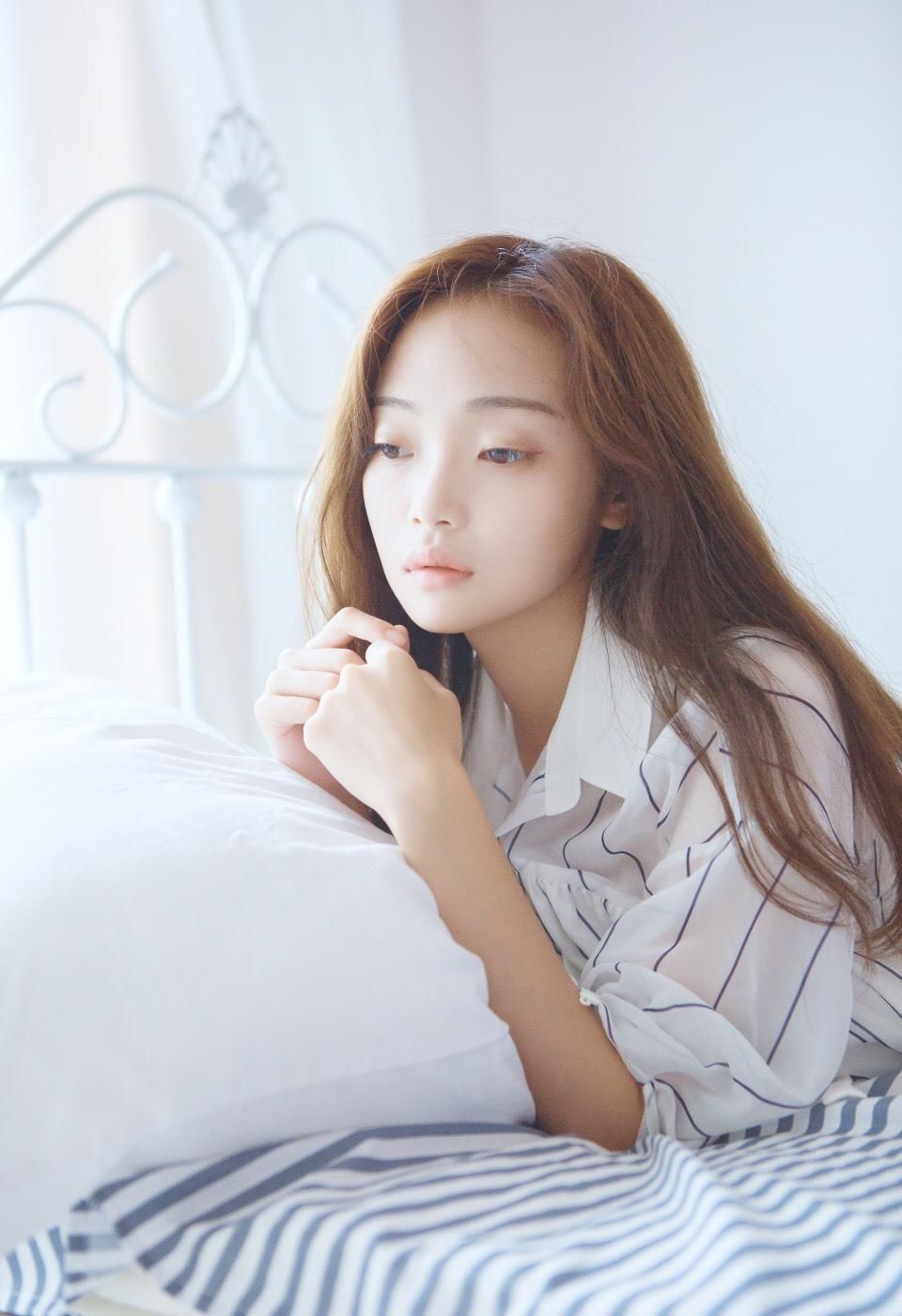 床上性感衬衣美女长腿惹火诱人写真图片