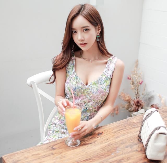 女神搭配：身材好的美女穿条紧身包臀裙，确实非常的迷人！