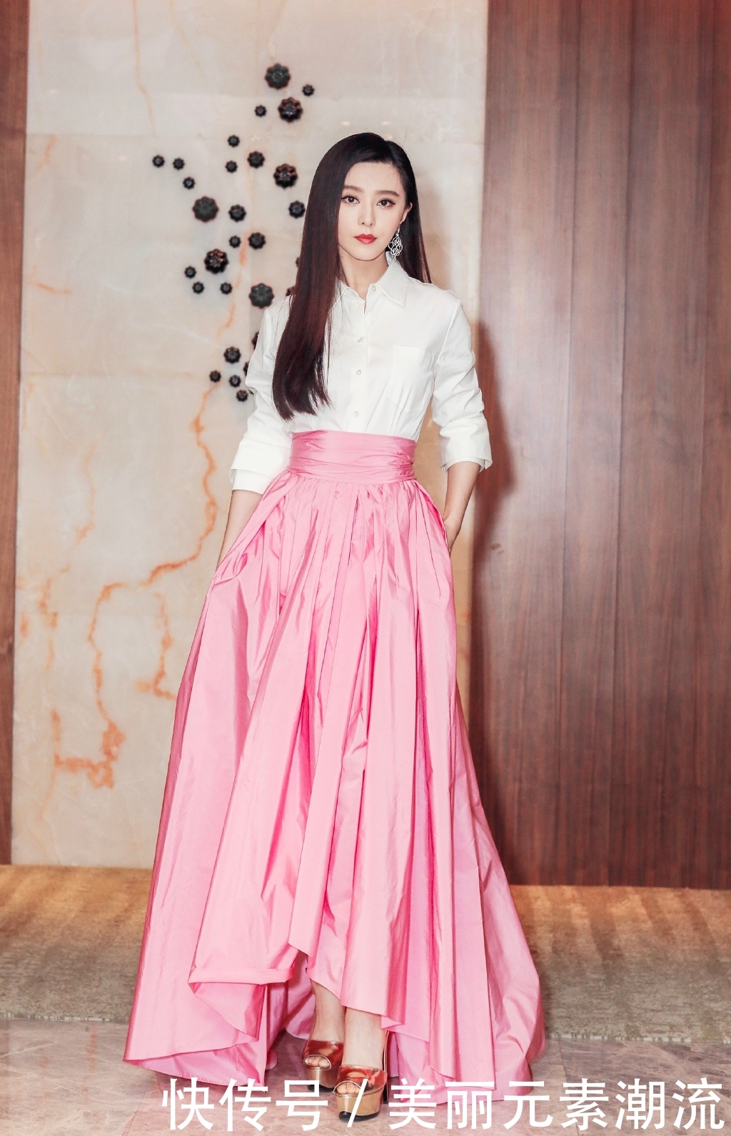 范冰冰不过是梳了个中分发型，就显老10岁不止，妆容更是无法直视