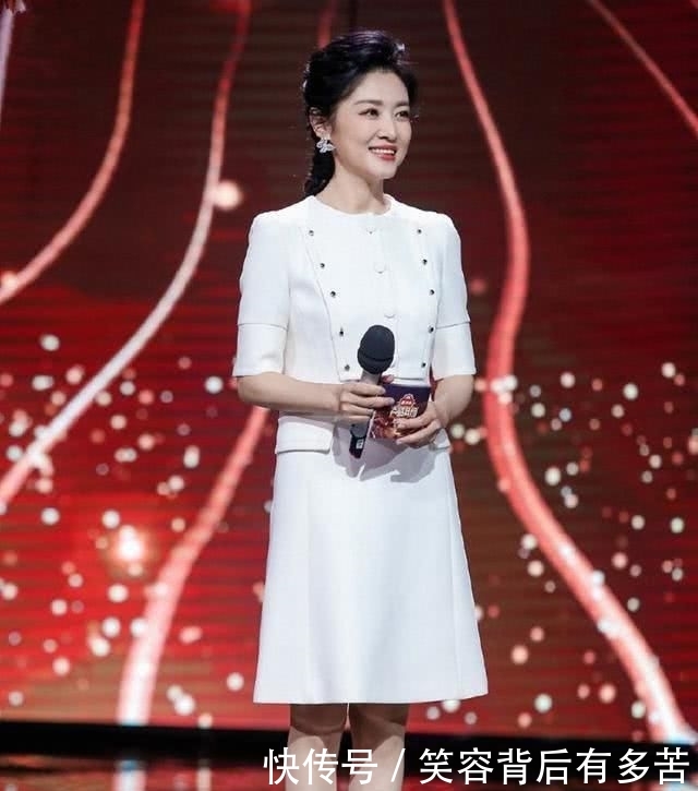 #让整件衣服#周涛气质真心优秀，一袭西装领褶皱裙干练时髦，51的年龄31的状态