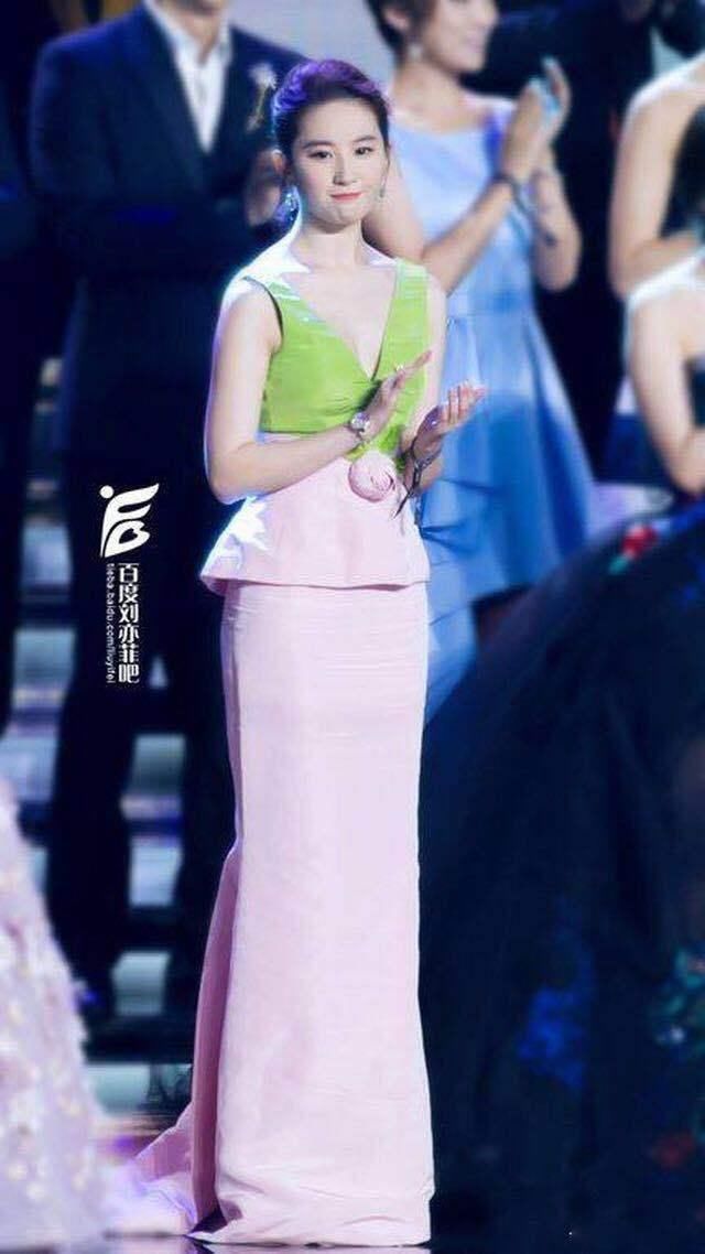 刘亦菲真会穿，选对了裙子秒变180，网友:看上去像一只蟠桃