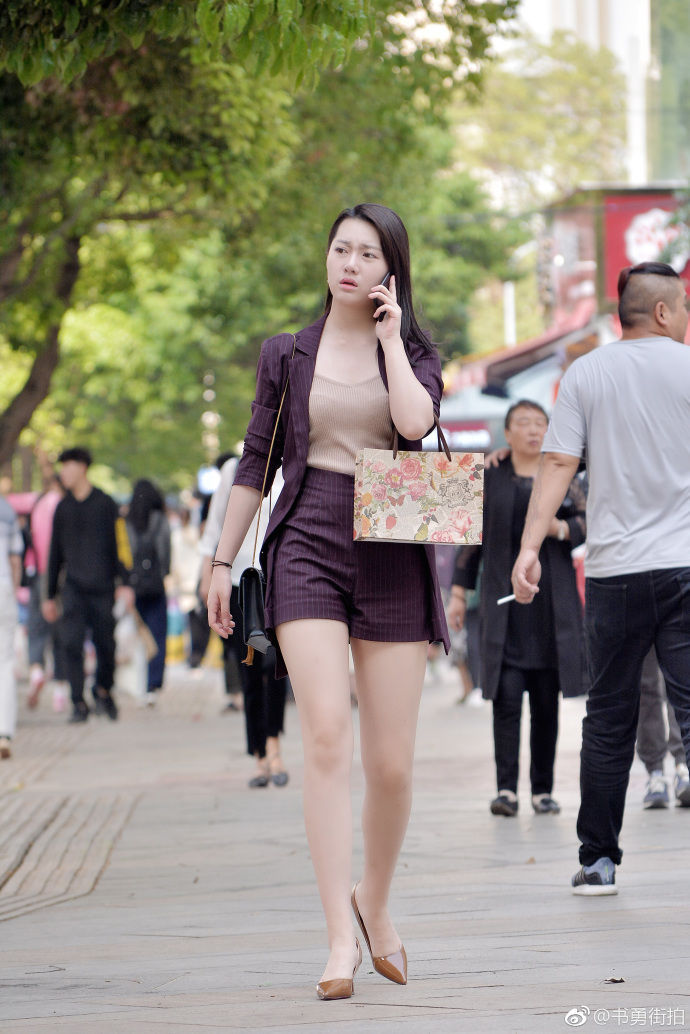 街拍：牛仔热裤美女街拍,时尚大方秀出修长美腿