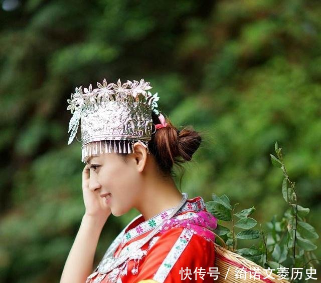 去湘西旅游,如果有苗族美女给你递苗绣,接还是不接