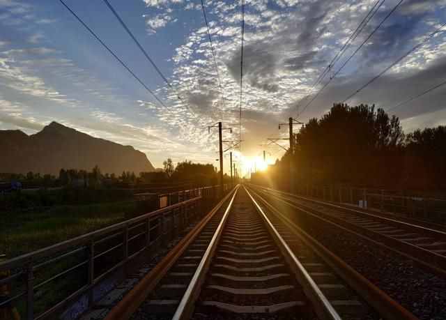 为什么废弃的钢轨，不能重新回收熔铸再利用呢？涨知识了