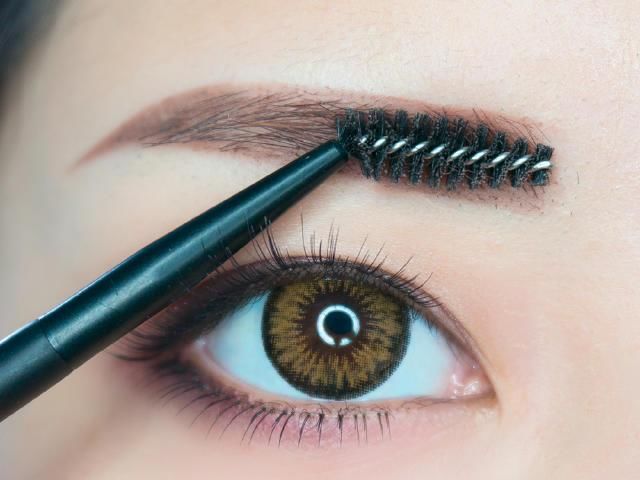 女人千万别再去纹眉,很难看,化妆师教你一招,几步画出好看眉毛