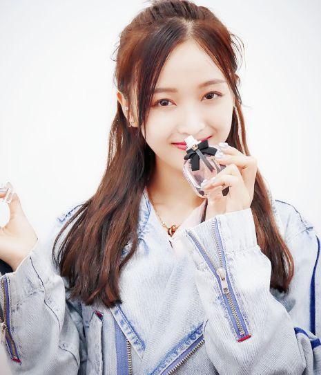 戴了眼镜的热巴，剪了刘海的吴宣仪，留了长发的窦靖童