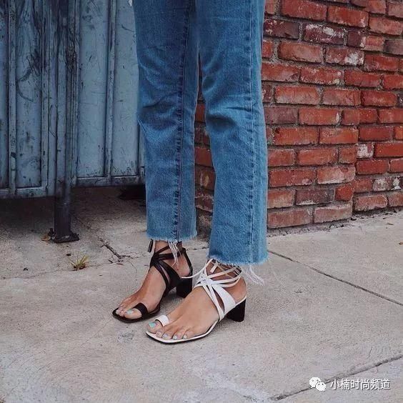 今年夏天就踩着这双方头凉鞋，搭上90年代复古列车