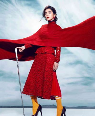 Ella把塑料袋穿成高跟鞋，瞬间逆袭成女神，网友：这腿太细了