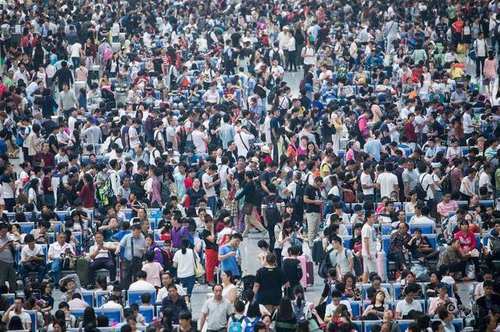 如果中国如今的人口少了一半，剩下7亿人会过上怎样的生活？