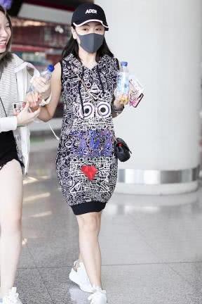 路人镜头下的杨蓉，一袭连衣裙秒变小粗腿，三角区红色“宝石”亮