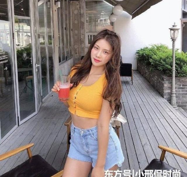 『个性』时尚街拍:穿衣搭配连衣裙的漂亮小姐姐,个性时尚有气场,更为美丽动人又性感迷人