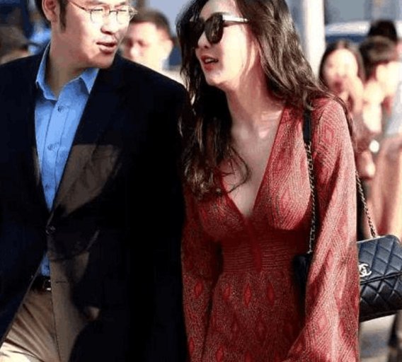 街拍:小姐姐身材傲人,完美驾驭了深V连衣裙