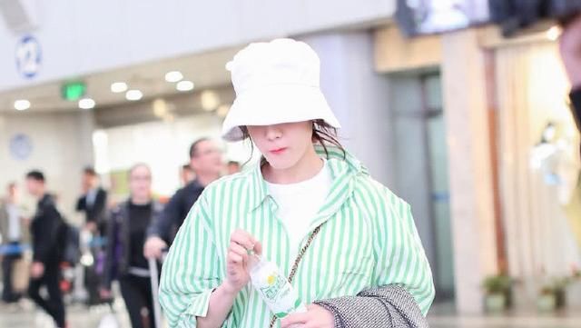 迪丽热巴新照，白色吊带裙似仙女，仙气十足，身材更是完美