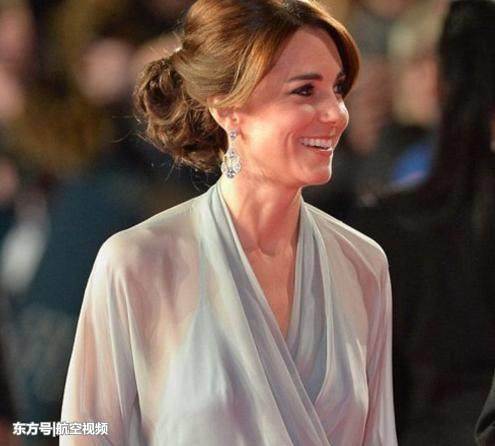36岁的凯特王妃：镂空蕾丝裙很妩媚，最后一张抱娃姿势很霸气！