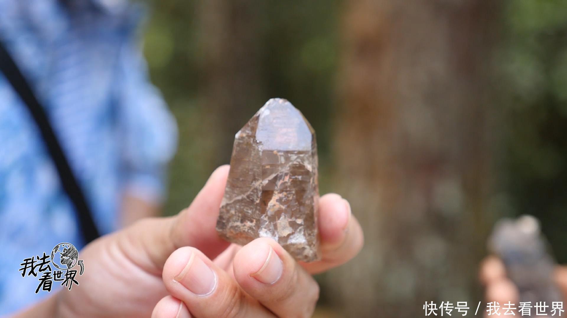 在非洲松巴山徒步，遇到非洲人卖水晶，这么大一块只要20元