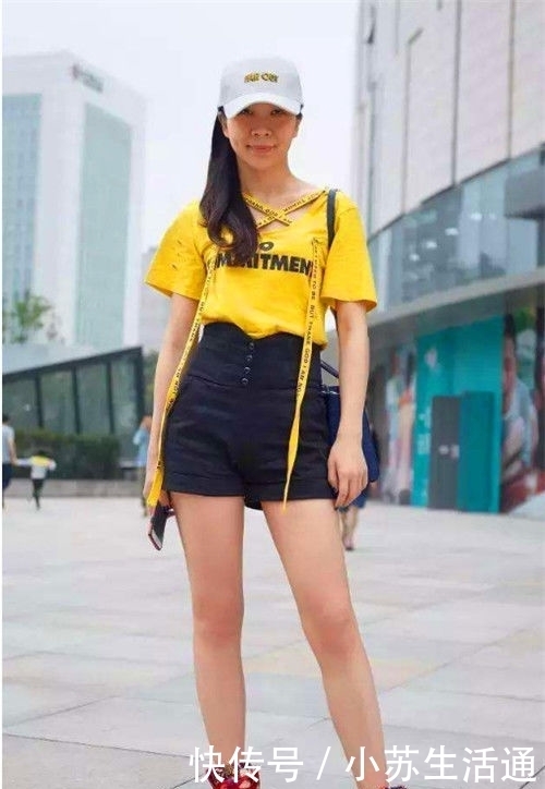  沁人心脾|街拍：身穿超短裤的美女，尽显别样的美态，沁人心脾