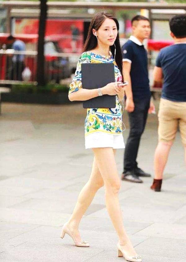 街拍：偶遇高个子大长腿美女小姐姐，一个比一个颜值高！