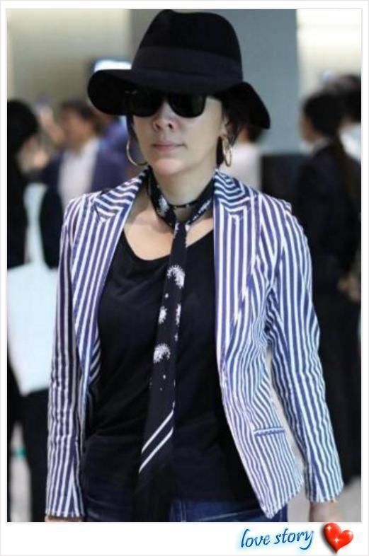 刘嘉玲外表平平，却被鼻孔夺去了镜子 网友：这个鼻子可以系骆驼