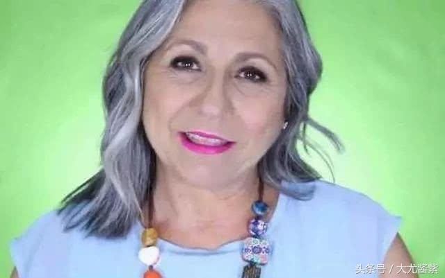 六十岁老奶奶化妆后容光焕发，她老伴觉得配不上了