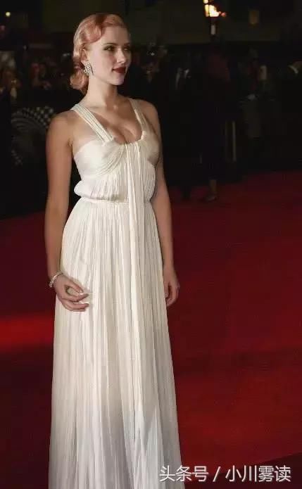 黑寡妇斯嘉丽好会撩人，穿这身礼裙更加明显，真是天生的尤物啊