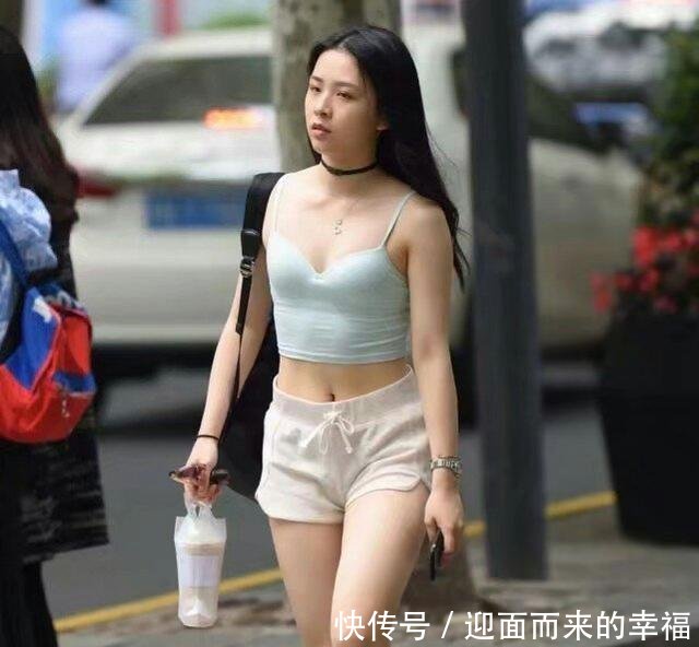 街拍同样是“大菠萝”,怎么差别那么大谁才是你的最爱!