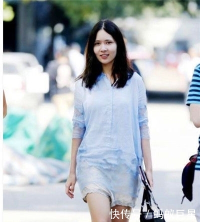 「自带」街拍:微胖身材的小姐姐,走路自带气质,养眼又好看
