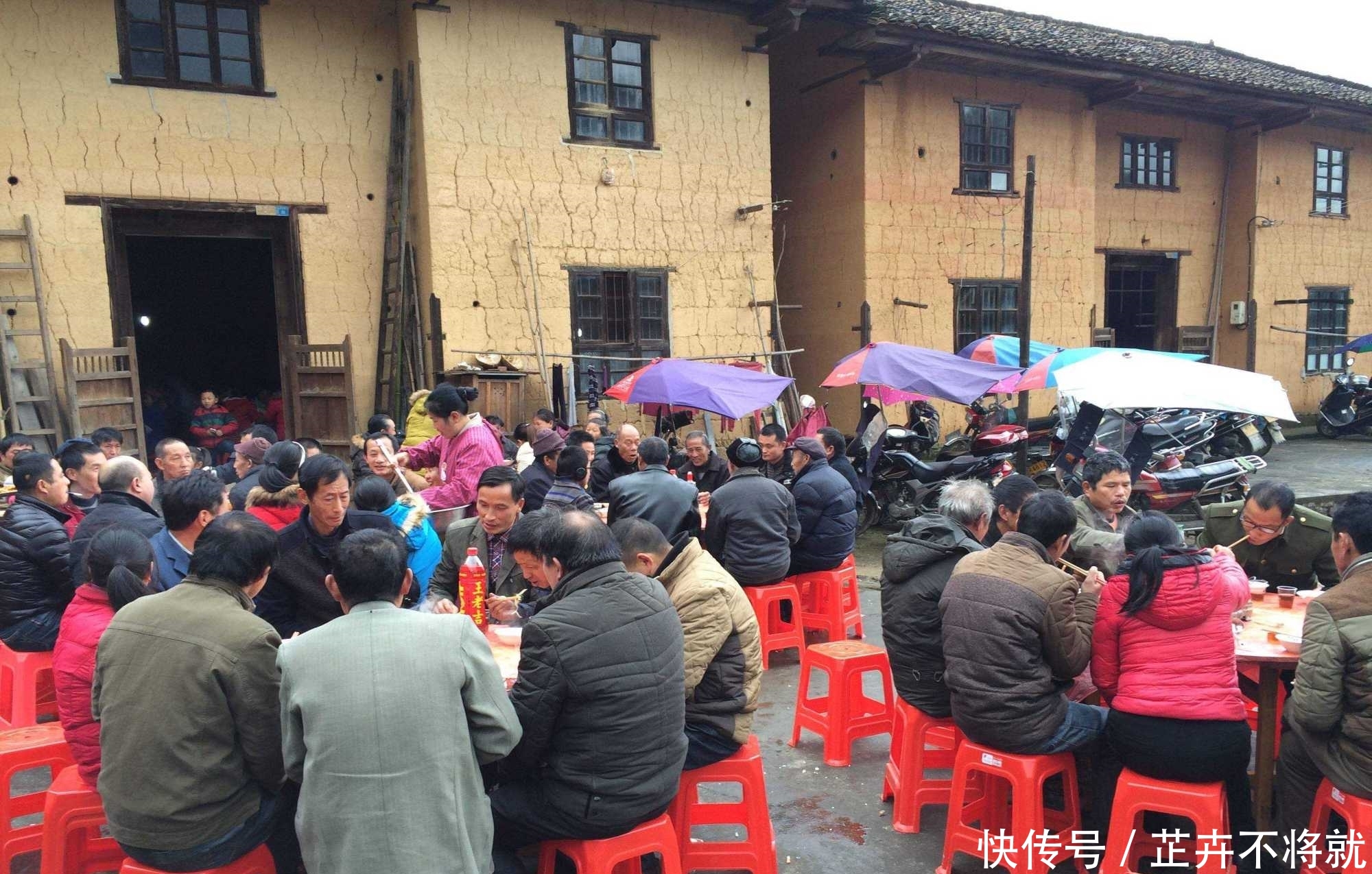  饭菜|农村吃酒席时，很多人喜欢打包回家，为何现在看不到了，答