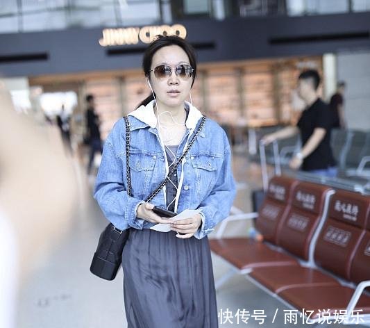 47岁闫妮现机场，牛仔配纱裙真减龄，可依旧没能扛住岁月啊！