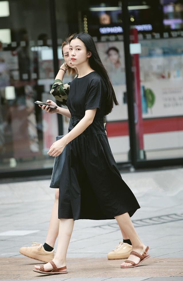 路人街拍，街头的女孩个个穿着时尚，你觉得哪个最时尚?