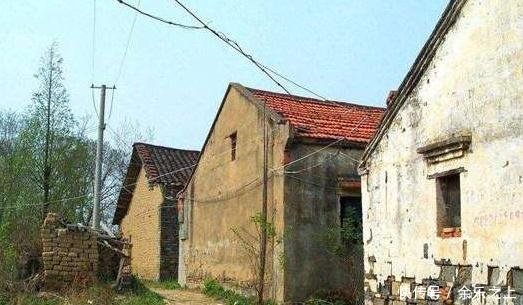 农村实行一户一宅，多处的宅基地，怎么转让才不违法呢