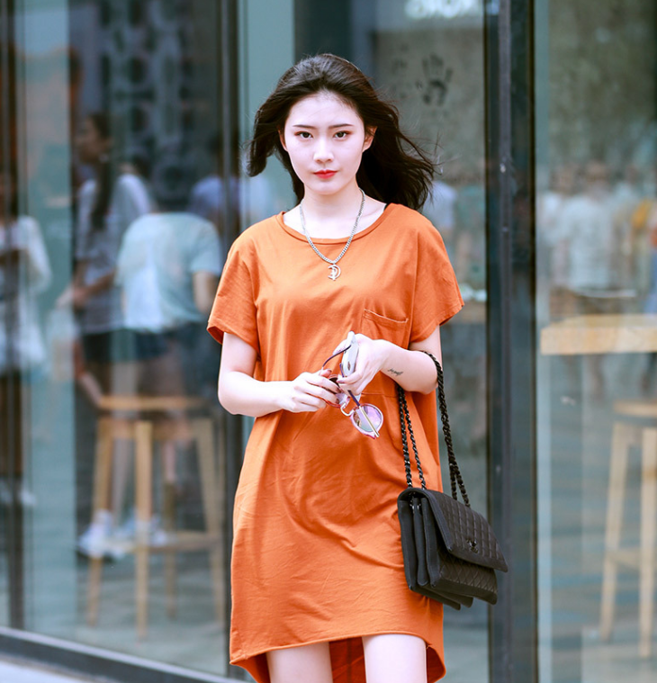 街拍：清新自然的打底裤小姐姐秀出曼妙有致身段，更加吸睛夺目！