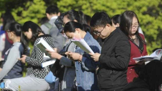  [取消]公务员“工资改革”后，年终奖变尴尬，节日补贴取消，年