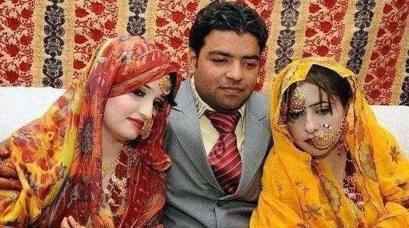 这邻国女性很保守，出门要全身包裹，但来到中国后却穿成这个样子