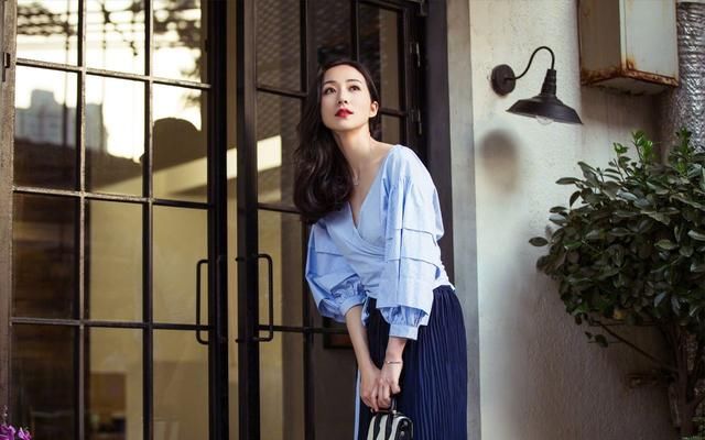 韩雪绿条纹白短裤清新自然，网友：胸前的一道缝是认真的吗？