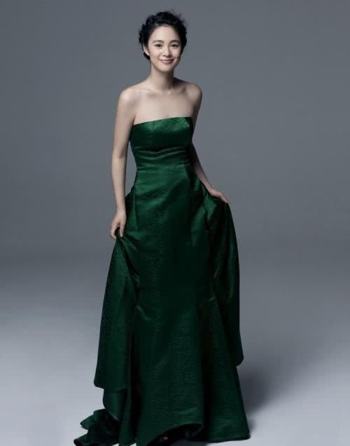 都说姜文藏了个女神,周韵抹胸长裙太紧露缺点:这里肉真的多