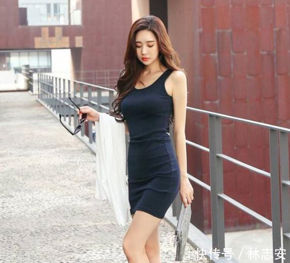 优雅端庄的紧身裙美女，双腿纤细立体，显得挺拔有型！