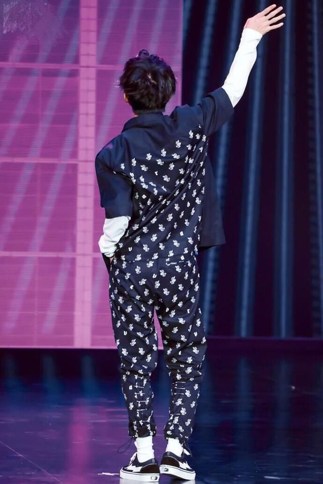 易烊千玺厉害，不仅长袖套短袖，还穿“花裤子”，居然一点不丑！